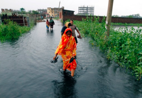 eople wade through knee-deep water on the outskirts of Dhaka, Aug. 10, 2011. REUTERS/Andrew Biraj eople wade through knee-deep water on the outskirts of Dhaka, Aug. 10, 2011. REU